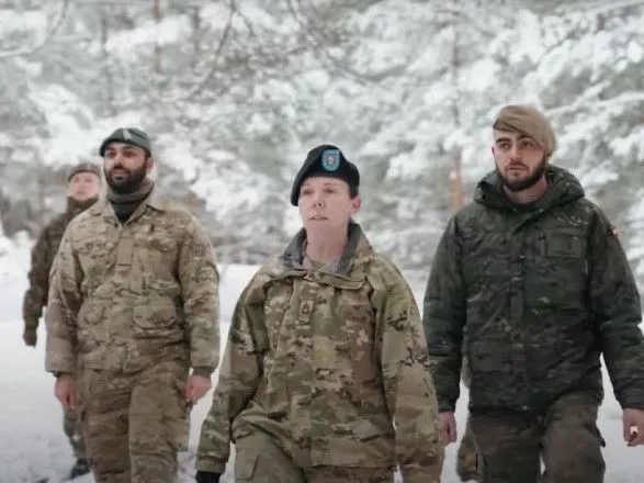 В заснеженном лесу: солдаты НАТО спели "Щедрик"