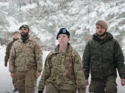 У засніженому лісі: солдати НАТО заспівали "Щедрик"
