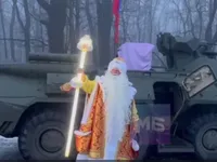 росія головного мозку: у бєлгороді Дід Мороз приїхав на новорічну ялинку на БТР