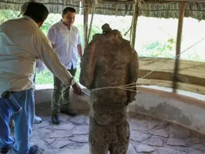 У стародавньому місті мая виявили статую безголової людини у натуральну величину