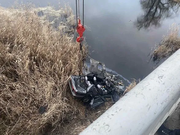 На Миколаївщині з мосту у річку впав автомобіль, загинуло 5 людей, з них двоє дітей