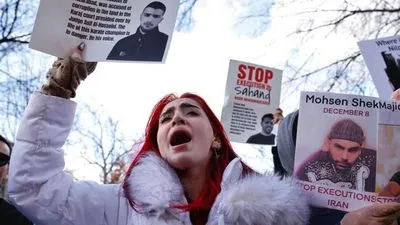 Родители умоляют суд Ирана пощадить приговоренного к смертной казни сына