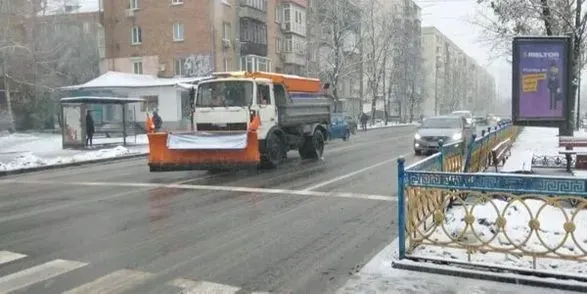 В Киеве из-за непогоды начали противогололедную обработку улиц