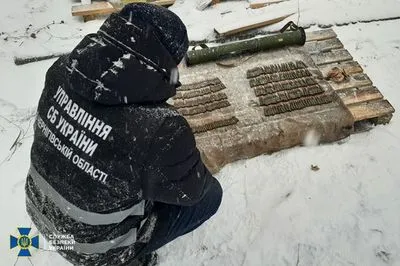 Десятки ящиков с реактивными снарядами: СБУ в Черниговской области обнаружила тайники оккупантов