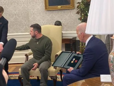Зеленский подарил Байдену военную медаль украинского солдата