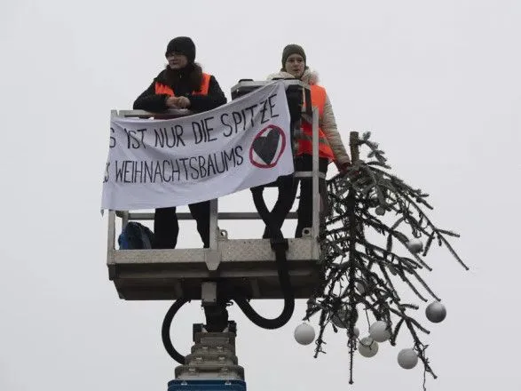 Екоактивісти відпиляли верхівку різдвяної ялинки в центрі Берліна