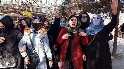 Афганських жінок виключили з університетів через недотримання дрес-коду