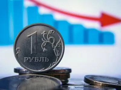 Российский рубль упал почти до 8-месячного минимума на фоне нефтяных санкций