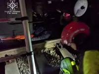 В Киеве спасатели достали тело мужчины, попавшего под поезд