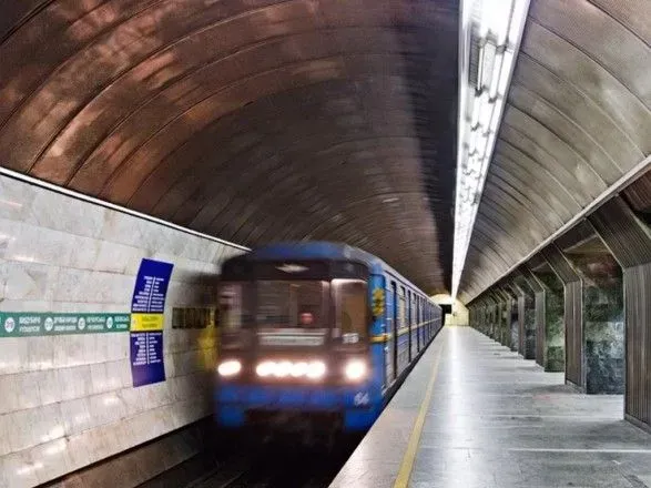 u-kiyevi-vidnovili-rukh-chervonoyu-liniyeyu-metro