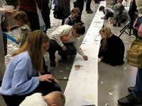 Майже 50 метрів: у Києві діти військових та переселенців написали найдовшого листа Святому Миколаю