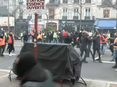 У Парижі сталися сутички на мітингу в пам'ять жертвам стрілянини