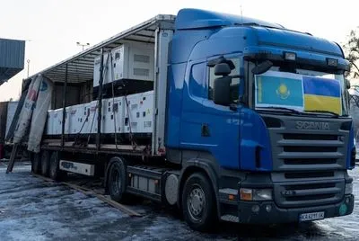Казахcтан передав Україні генератори для медзакладів