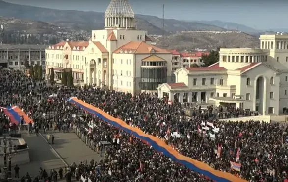 Тысячи людей вышли на митинг в Нагорном Карабахе в знак протеста против блокады сухопутной связи с Арменией