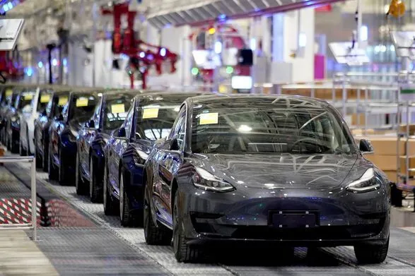 Tesla припиняє виробництво на заводі у Шанхаї