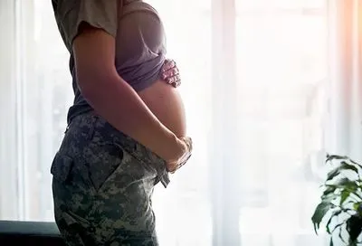 У Міноборони хочуть забезпечити формою вагітних військовослужбовиць. А ще планують замінити жіночі черевики та бронежилети