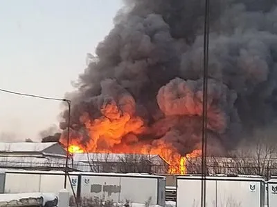 В Новосибирске масштабный пожар на складе - росСМИ