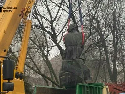 В Днепре демонтировали памятники Горькому и Чкалову
