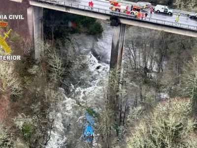 В Испании шесть человек погибли в результате падения автобуса с моста