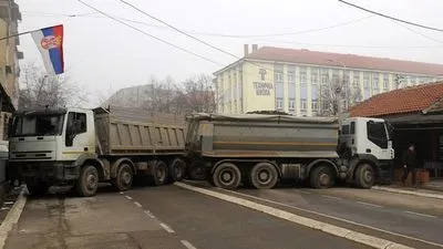 Сербы установили новые баррикады в Митровице