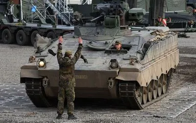 Канцлера Шольца розкритикували у Бундестазі за відмову передати Києву танки