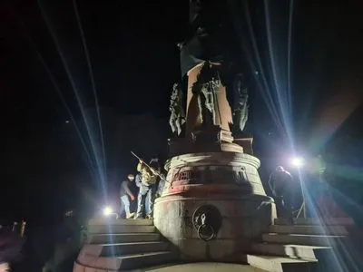В Одессе начали демонтировать памятник Екатерине II и Суворову