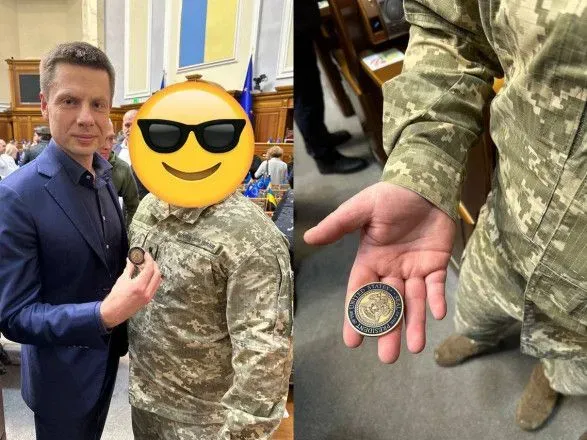 Зеленский передал командиру батареи HIMARS знак отличия от Байдена