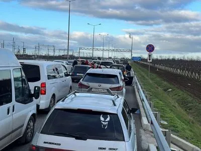 На въезд и выезд из Крыма керченским мостом образовалась многокилометровая пробка: винят проверки