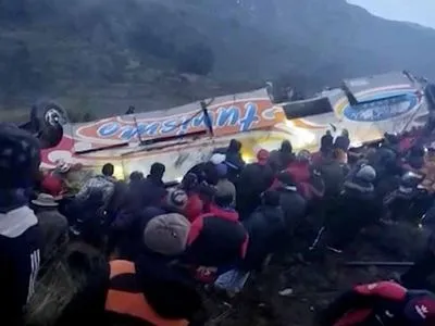 У Болівії автобус зірвався в гірську ущелину: 11 осіб загинули