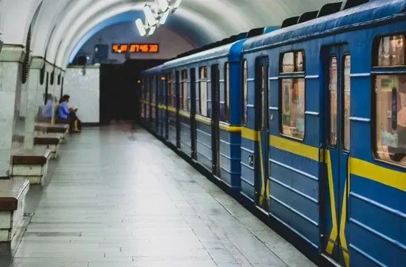Движение метро Киева восстановили после находки обломка ракеты на путях
