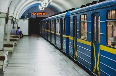 Движение метро Киева восстановили после находки обломка ракеты на путях