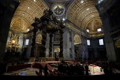 В Ватикане проходит церемония прощания с Папой Бенедиктом XVI