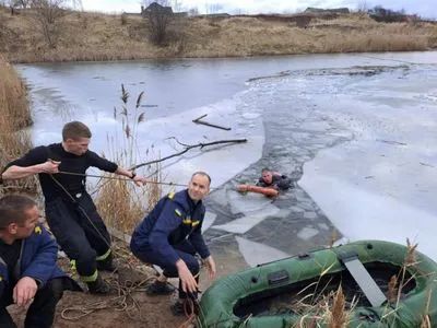 На Волыни трое детей провалились под лед: двоих спасли, один погиб