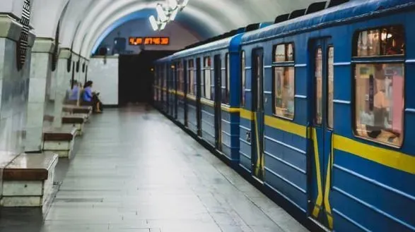 u-kiyivskomu-metro-pasazhiropotik-za-rik-skorotivsya-mayzhe-vdvichi