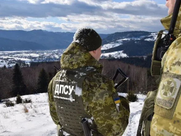 Попытка прорваться через границу, стрельба и побег: как на Буковине задерживали нарушителя