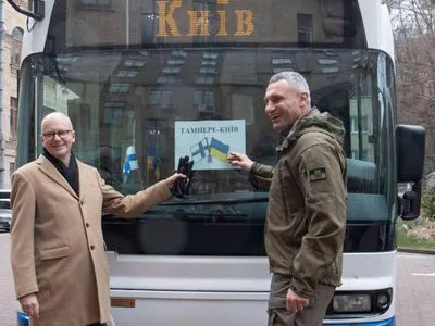 Київ отримав від Тампере три пасажирських автобуси та гуманітарну допомогу