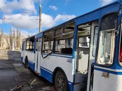 Окупанти обстріляли "Херсонелектротранс": 19 тролейбусів пошкоджено, 3 з них - не підлягають відновленню