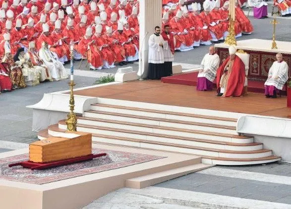 Папа Франциск зачитал реквием по своему предшественнику Бенедикту XVI