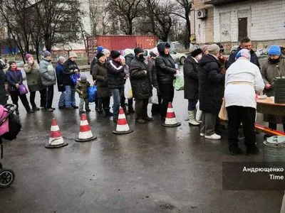 Вместо празднования очередь за тарелкой каши: Андрющенко показал, как "отмечают" Сочельник в Мариуполе