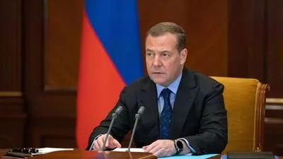 медведев прокомментировал "рождественское перемирие": "Украина против", а Бербок – "малограмотная баба"