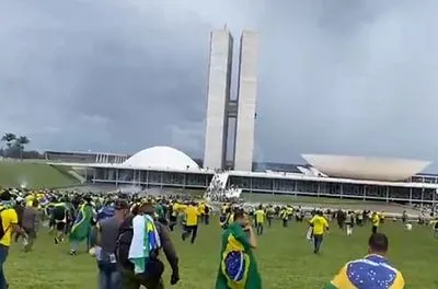 Полиции Бразилии удалось освободить здание парламента от протестующих, задержаны десятки человек