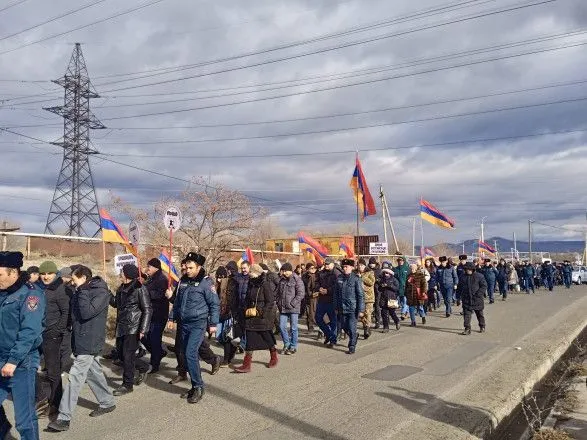 u-virmeniyi-na-aktsiyi-protestu-bilya-rosiyskoyi-viyskovoyi-bazi-zatrimano-sto-osib