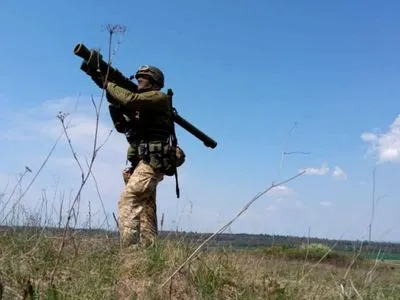 За сутки украинские защитники "приземлили" три вражеских вертолета