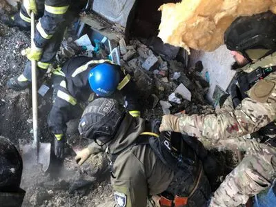 "Очередной террор": в ОП показали фото завалов и спасения людей после удара рф по Харьковской области