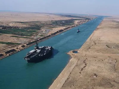 Вантажне судно, що возить зерно з України, сіло на мілину в Суецькому каналі - AP