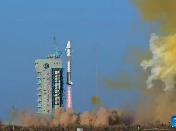 Китай запустил в космос три новых спутника