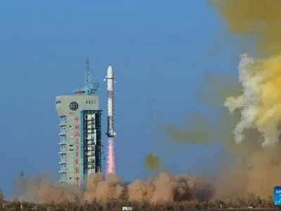 Китай запустил в космос три новых спутника