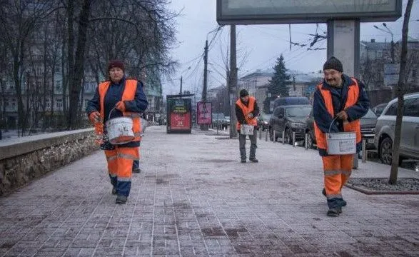 Из-за ухудшения погодных условий коммунальщики ночью будут обрабатывать дороги Киева