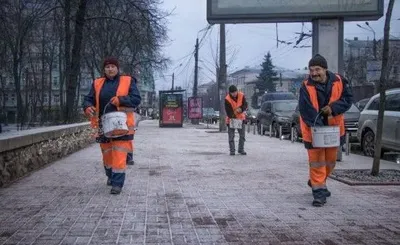 Из-за ухудшения погодных условий коммунальщики ночью будут обрабатывать дороги Киева