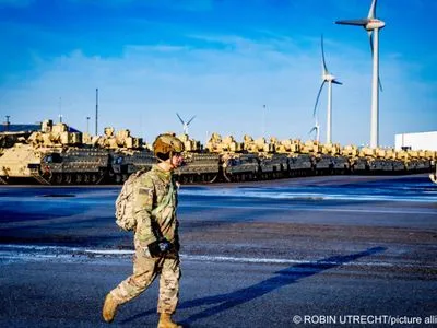 США перебросили в Европу сотни единиц военной техники